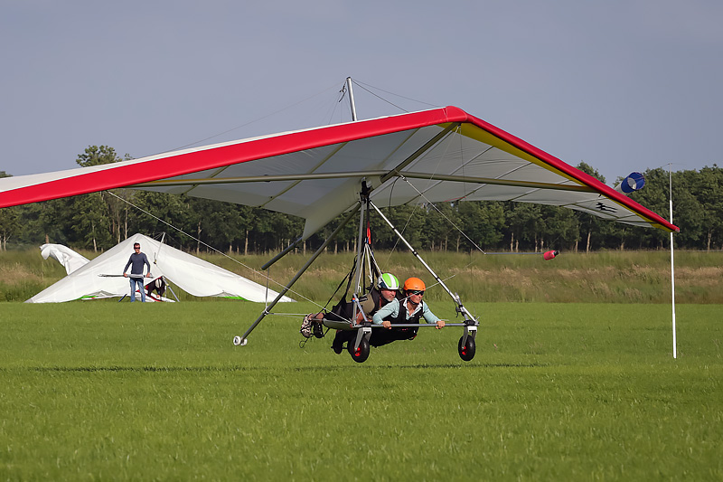 Instructeur en leerling bereiden zich voor op een tandemvlucht deltavliegen