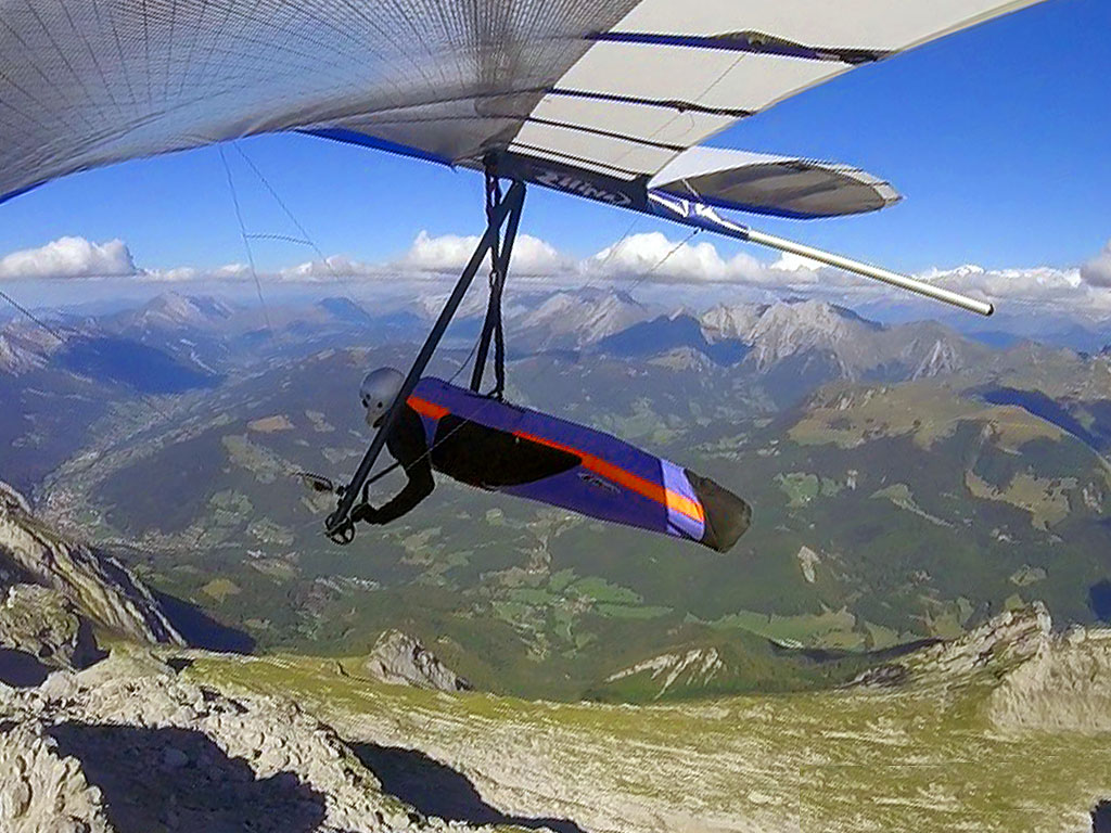 Detailopname van de Ellipse Next Delta Wing, met focus op de geïntegreerde ribben en gekleurde ribhoezen die de aerodynamica en esthetiek verbeteren.